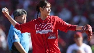 白ショーパンお構いなし…21歳カープ女子が「ほんまかわいい」　豪快投球に悶絶「女神様」