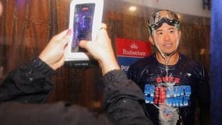 今永昇太、美女レポーターに突如ハグ「こういうとこ好き」　美酒の裏で…日本感動「優しいね」
