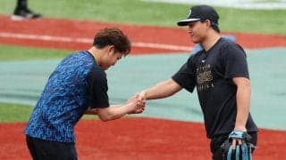 阪神　森下翔太がＤｅＮＡ・石田裕太郎とガッチリ握手　前日に死球　中大の後輩がまさかのシーン？も