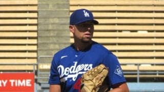 その瞬間、ドジャースの監督室は重苦しい空気に　ロバーツ監督が３８歳トライネンの負傷者リスト入り発表「彼のシーズンは終わった」試合後、選手を抱きしめる