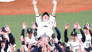 「仕事中なのに涙止まらん…」オリを支えたいぶし銀が現役最終打席で執念の二塁打　塁上での男泣きにファンから労いの声「やっぱりまだあと1年見たいと思う打球」「12年間あなたを応援できたことに感謝」
