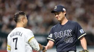 【オリックス】岩崎翔「晃へ気持ちを込めて」中村晃最終打席オール直球勝負　花束贈呈で抱き合う