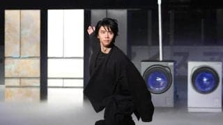 羽生結弦さん都内リンクに登場　黒衣装でイナバウアー　ハイアール・ＡＱＵＡ新製品発表会