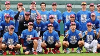 【楽天】1000試合出場を達成した辰己涼介、記念Ｔシャツを着てチームメートと記念撮影