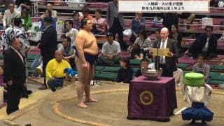 横綱・大の里の“規格外”な副賞で付け人に異変 カメラが捉えた“ざわつき”の瞬間