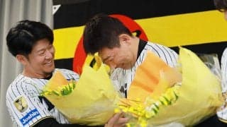 【阪神】岩崎優が13年ともに歩んだ岩貞祐太に真心スピーチ「同期になってくれてありがとう」