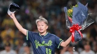 【阪神】現役引退のヤクルト石川雅規にサプライズ　石井大智が花束、阪神ナインも残って拍手送る