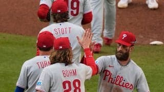 フィリーズが延長戦制し１勝１敗のタイ　シュワバー、ハーパー、ボームの３発で逆転