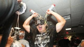村上宗隆　シャンパンファイトで絶叫「きょうは僕は何もしてません！」今永昇太ばりのセルフサービスのシーンも