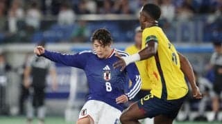 肉弾戦でユニホームがビリビリ話題「おしゃれな破れ方」DF瀬古とエクアドル選手が引っ張り合い