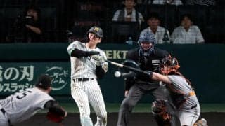 甲子園が騒然　スイングをしかけた高寺の腕に投球が直撃→球審はスイング後に当たったと判断して空振り三振の判定