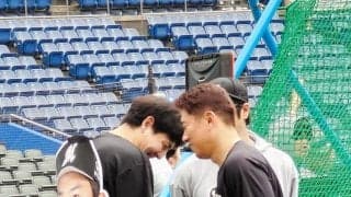 ロッテ　安田が特大“角中顔ボード”背負って練習　引退試合の大先輩に「有終の美を見届けたい」角中は「安田には期待して…全然成長しなかったので無念です」