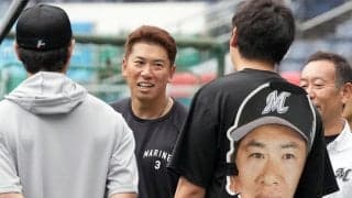 【ロッテ】安田尚憲「これは角さんへの愛ですね」　角中勝也の顔ボードを背負い打撃練習