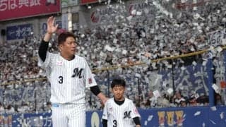 引退のロッテ・角中　隣の夫人は涙が止まらず　花束贈呈→家族４人で記念撮影　ＳＮＳ「素敵だなあ」「みんな似てる！」