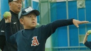 低学年が制球力アップする「投げ終わりの形」とは　正しい投げ方に重要な“入れ替え”