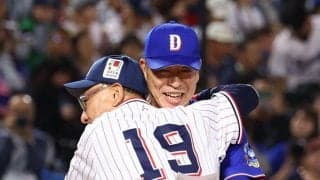 「泣いた」ヤクルト・池山監督が退任の中日・井上監督を抱き締める　リスペクトの思い伝える　「プロ野球の監督は大変だ」