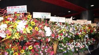 【楽天】引退の辛島航に田中将大、則本昂大、平石洋介氏、サンドウィッチマンらから花が届く
