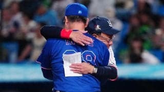 【中日】ヤクルト池山監督、今季限りで退任の井上監督と熱い抱擁　メンバー表交換でねぎらう