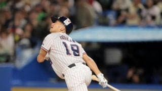 引退試合のヤクルト・石川　現役最終打席は三飛で２５年連続安打はならず　中日・高橋がボールを渡す