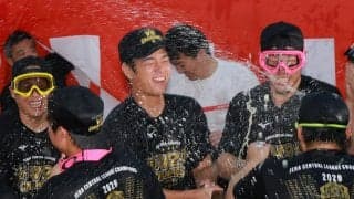 【阪神】引退の西勇輝、ビールかけ会場でいきなりねぎらいの胴上げ開始