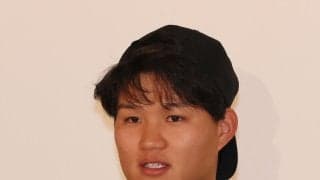 【阪神】佐藤輝明「放送事故！」森下翔太ビールかけ中に鼻血　クリーンアップでインタビュー中に