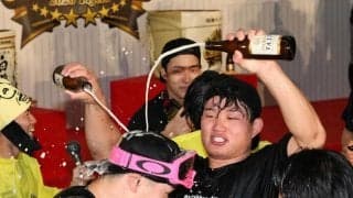 阪神歓喜のビールかけ　森下が佐藤輝に豪快ぶっかけ「届きそうで届かない！」猛省の才木には「もういいじゃん！もういいじゃん！」