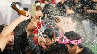 阪神初連覇　藤川監督涙「苦しかった…です。一番は…難しいけど、選手を守れたことですね」球団史上初１位阪神２位巨人で決着