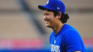 大谷翔平、半袖が“悲鳴”を上げる太さ　長女は左手一本…規格外の二の腕に騒然「マジデカい」