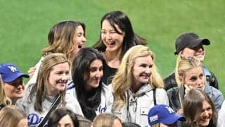 ドジャース奥さま会　真美子夫人が最前列で爽やかな笑み　黒のノースリーブ姿　ポストシーズン恒例の集合写真公開