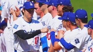 大谷翔平、デコピンの最新ショット公開　地区S初戦を真美子夫人と観戦？　特製ケーキに“熱視線”