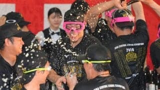 「え、嘘」阪神ビールかけに“現れた人物”　異例の乱入…ファン歓喜「イケメン健在」