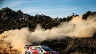 WRCサルディニア：オリバー・ソルベルグが日曜トップ＆総合首位で、ラリーは最終SSヘ