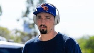 ドジャース　スネルの出勤姿が完全仕事モード　右手に分厚いファイル　緊張感漂わせる表情　いつもの柔和な振る舞いから一変