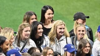ドジャース奥さま会　第２戦はお揃いの黒Ｔシャツ着て集合写真　真美子夫人もエドマンの夫人も笑顔　前面には夫のボブルヘッド人形！？