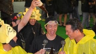 「選手に愛されてるのがよくわかる」阪神歓喜のビールかけに突然現れた“元虎戦士”に反響止まらず　「みんな、めっちゃ笑顔やな」「相変わらずイケメン」