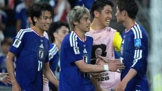 ｢3000万落とさないで｣キリン杯優勝セレモニーで伊東純也がさすがの“視線釘付け”ハプニング!? ｢やっぱり笑いセンスもってるわ｣｢板倉さんが叩き落としてるようにも見える｣