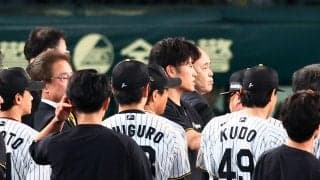 【阪神】岡田彰布オーナー付顧問が登場、虎党から大歓声　ナインとともに記念撮影加わる