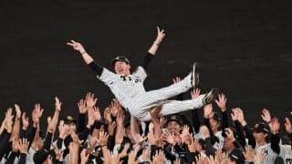 連覇の阪神　甲子園で藤川監督が胴上げ　村上、佐藤輝が次々と宙に舞う　阪神ファン沸く　Ｖ決定から３日後に本拠地初ゲームで