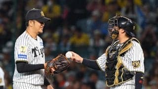 【阪神】横田慎太郎さんに届け　岩貞祐太－梅野隆太郎同期バッテリーが天にボールを掲げ報告　