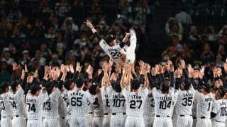 【阪神】藤川球児監督「今年は最初から『２』で撮影」球団初の連覇に胴上げは両手でピースサイン