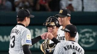 阪神　岩貞・梅野のバッテリーが夜空を見上げる「ヨコにもあいさつしようかって」