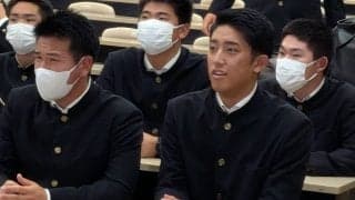 横浜・織田翔希は会見場に姿　ドラフト1位有力も米球界挑戦を表明…相棒・池田と見守る
