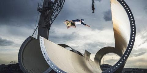 “ライアン・シェクラー”風力タービン工場でスケートボード！