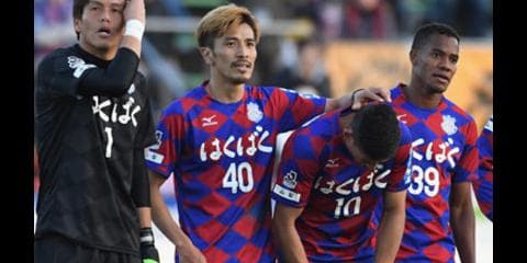 「落ちない甲府」のJ2転落。ファンは日が暮れても選手に寄り添った