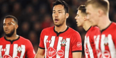 プレミア７年目の吉田麻也は、主審との駆け引きもスキルアップ