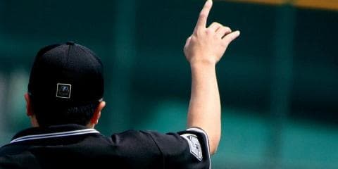 元審判語るプロ野球のルール。広島緒方監督が退場処分となったあのプレーの真相。