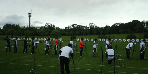 激闘2019 降りしきる雨風のなか矢を放つ「全日本学生アーチェリー王座決定戦」