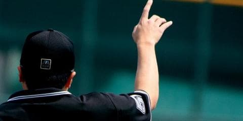 元審判が語るプロ野球のルール。ロッテ井口監督が「禁止行為」で退場になった理由。