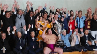 御嶽海が表彰式で母に投げキッス。まぐれではなく「最高の優勝」だった