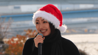 安藤美姫サンタがキッズと初滑り♡「Sea Sideアイススケートリンク」オープン